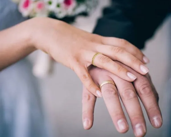 Alliances de mariage originales éthiques Brocéliande portees