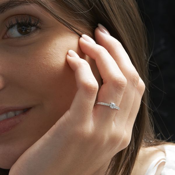 Bague de fiancailles diamant Dana anneau serti de diamant portee