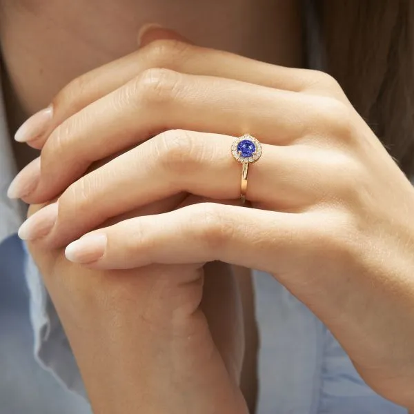 Bague saphir or rose Juliet O portée