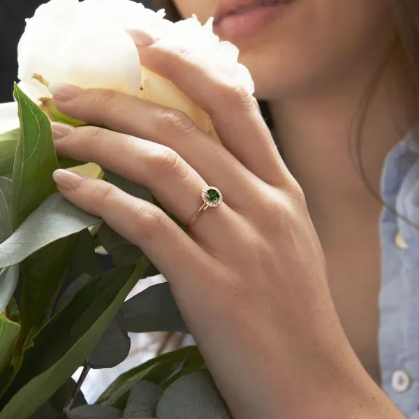 Bague saphir vert modèle Juliet avec un halo de diamant. Anneau lisse