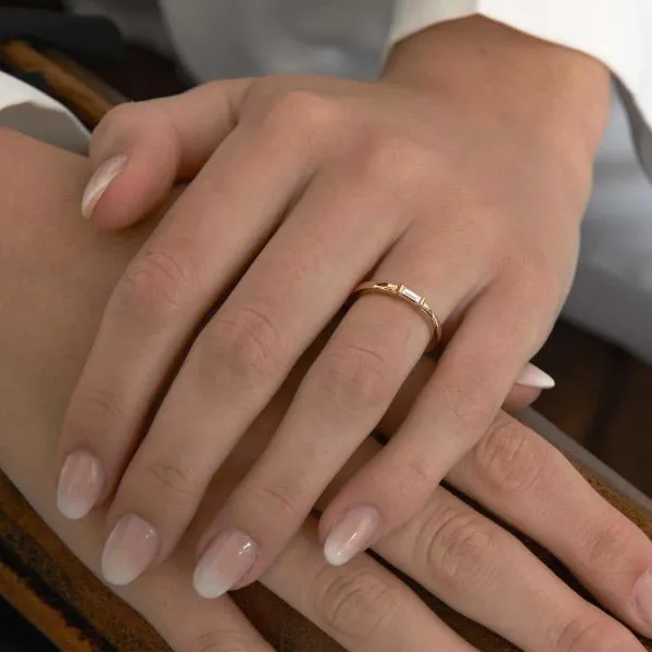 Alliance Diamant baguette or jaune EssentiElle portée