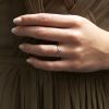 Bague saphir bleu sur or rose Dana portee