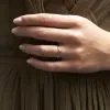 Bague saphir bleu sur or rose Dana portee