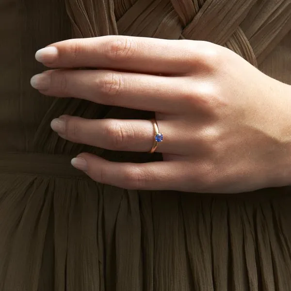 Bague saphir bleu sur or rose Dana portee