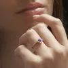 Bague saphir or rose Juliet M full pavé diamant portée