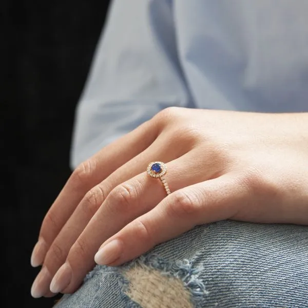 Bague saphir rond modèle Juliet en or rose avec un anneau pavé portée