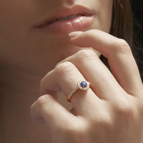 Bague saphir or rose Juliet M full pavé diamant portée