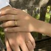 Alliance de mariage en or jaune Terres Sauvages portee