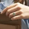 Bague saphir vert diamant or blanc portee Juliet O