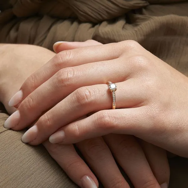 Mademoiselle Bague de fiançailles diamant or rose portee