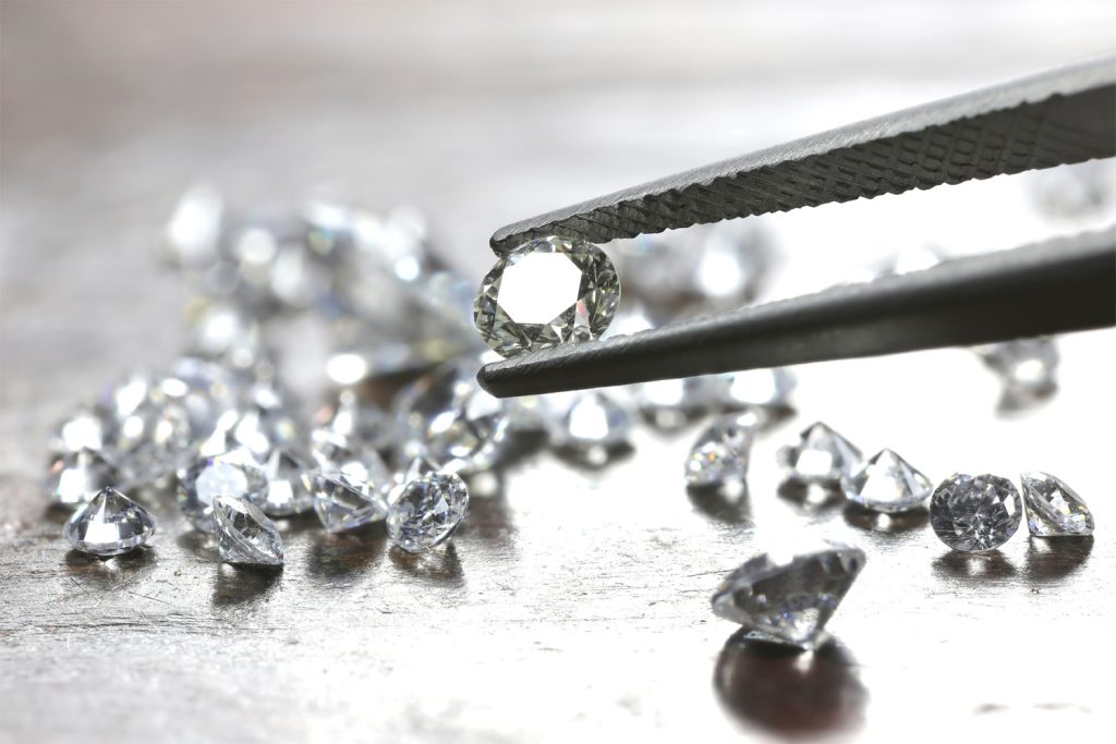 Diamantaire choisir un diamant pour une bague de fiançailles