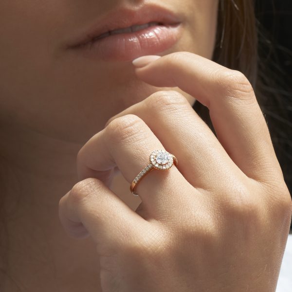Bague solitaire diamant Juliet full pavé portée