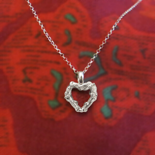 Collier en argent recyclé éthique sur foulard - Bijou éthique April Paris